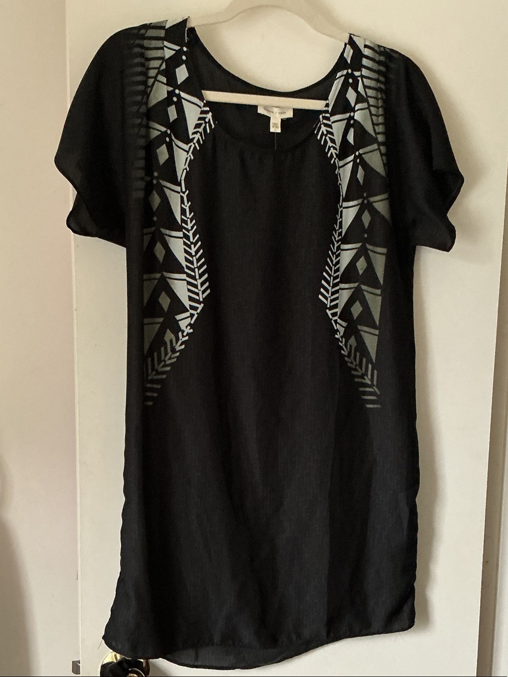 SILENCE +NOISE Black Short-Sleeve Tunic Top with Geometric Print